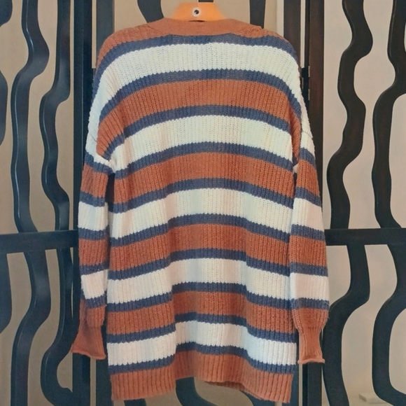 4/$25 Maurices Oversized Cardigan, M - Picture 2 of 3